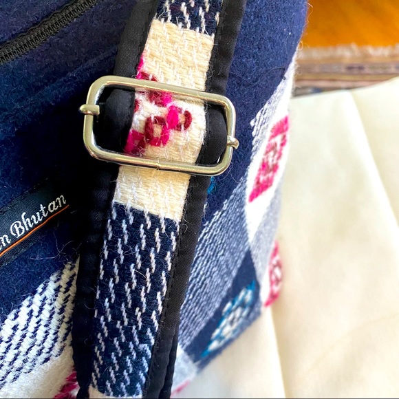 Handmade embroidered crossbody bag - Picture 3 of 6